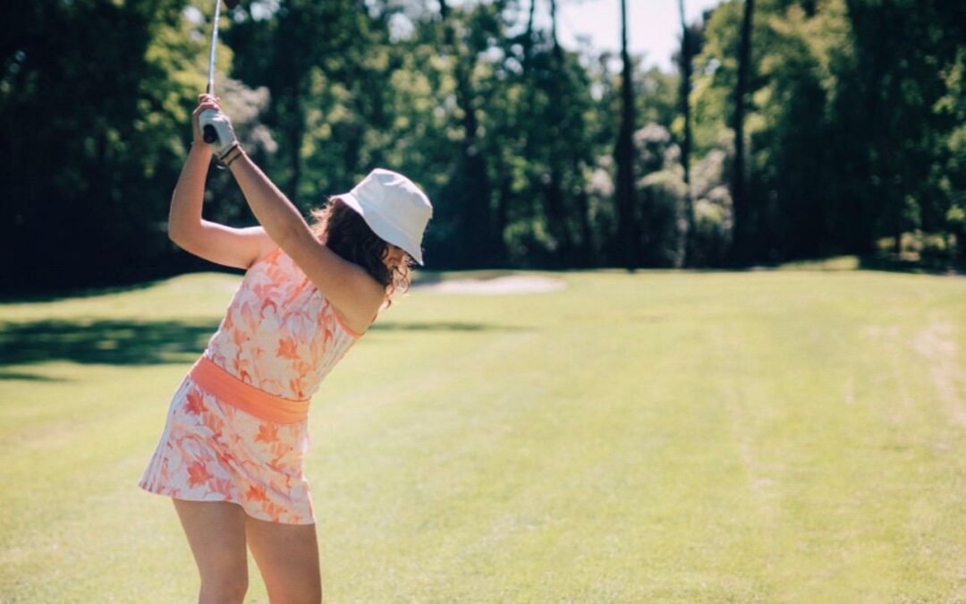 Je m’appelle Marie Larretche et j’ai 25 ans . Je joue au golf depuis l’âge de 5 ans. Ce sport m’a accompagnée toute mon enfance et m’a permis de vivre des expériences incroyables, notamment à travers de nombreuses compétitions jusqu’à mes 21 ans. J’étais +2 de handicap . J’ai également eu la chance de partir un an aux États-Unis, une expérience aussi enrichissante humainement que sportivement. À mon retour, j’ai eu envie de transmettre à mon tour cette passion qui m’anime depuis toujours. J’ai donc passé mon monitorat puis mon diplôme d’entraîneur. J’enseigne désormais depuis 4 ans. J’ai commencé au Golf de Bordeaux Lac pendant 3 ans, avant de rejoindre aujourd’hui un complexe d’entraînement et de practice au Bouscat, à Bordeaux. Au-delà de la technique, j’aime partager l’esprit du golf : le plaisir du jeu, la confiance, le dépassement de soi et les moments de convivialité. Ces stages sont l’occasion de progresser dans une ambiance motivante et bienveillante, tout en vivant une belle expérience humaine autour du golf.